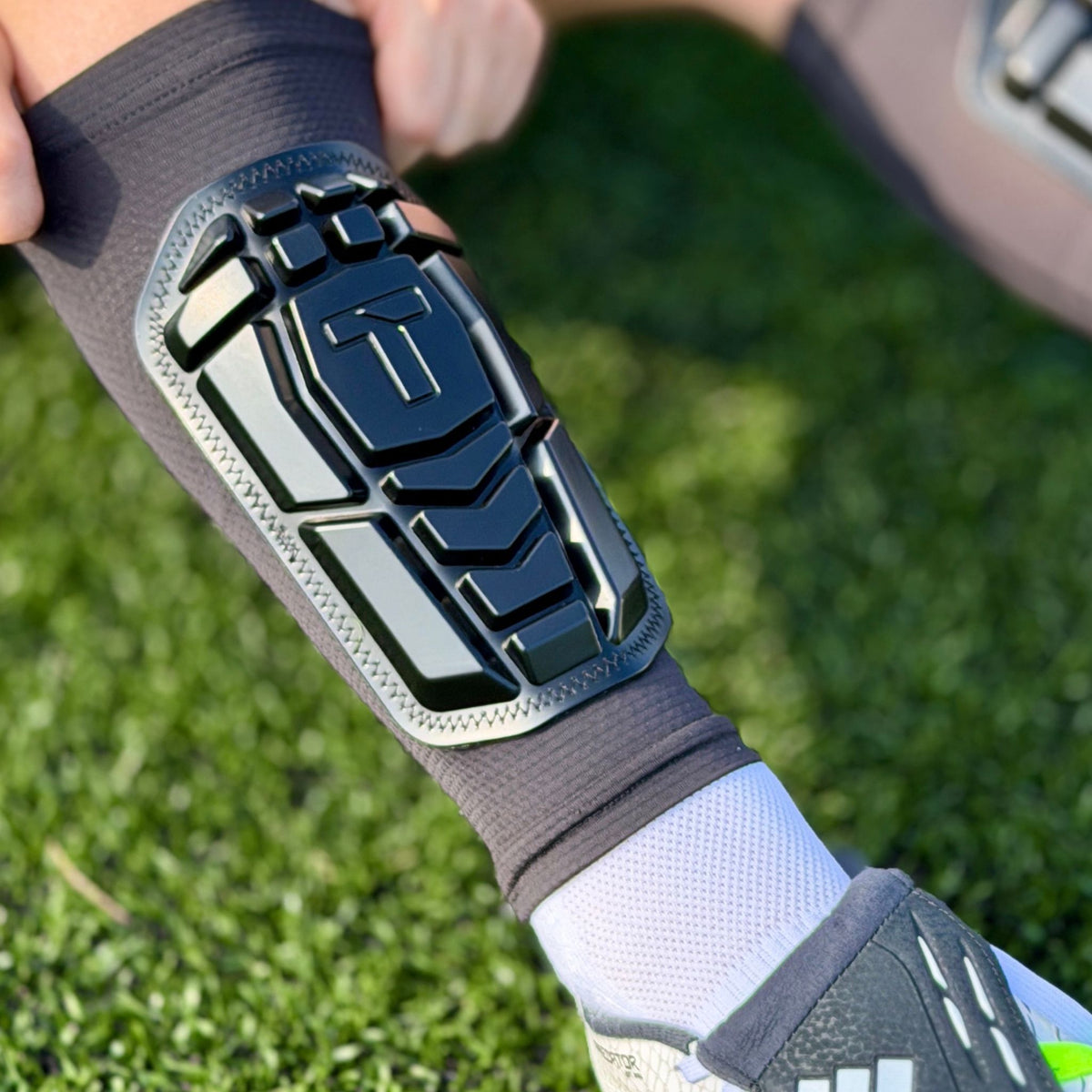 TEKERS: T7 AERO INTEGRATED SLEEVE SHIN GUARDS