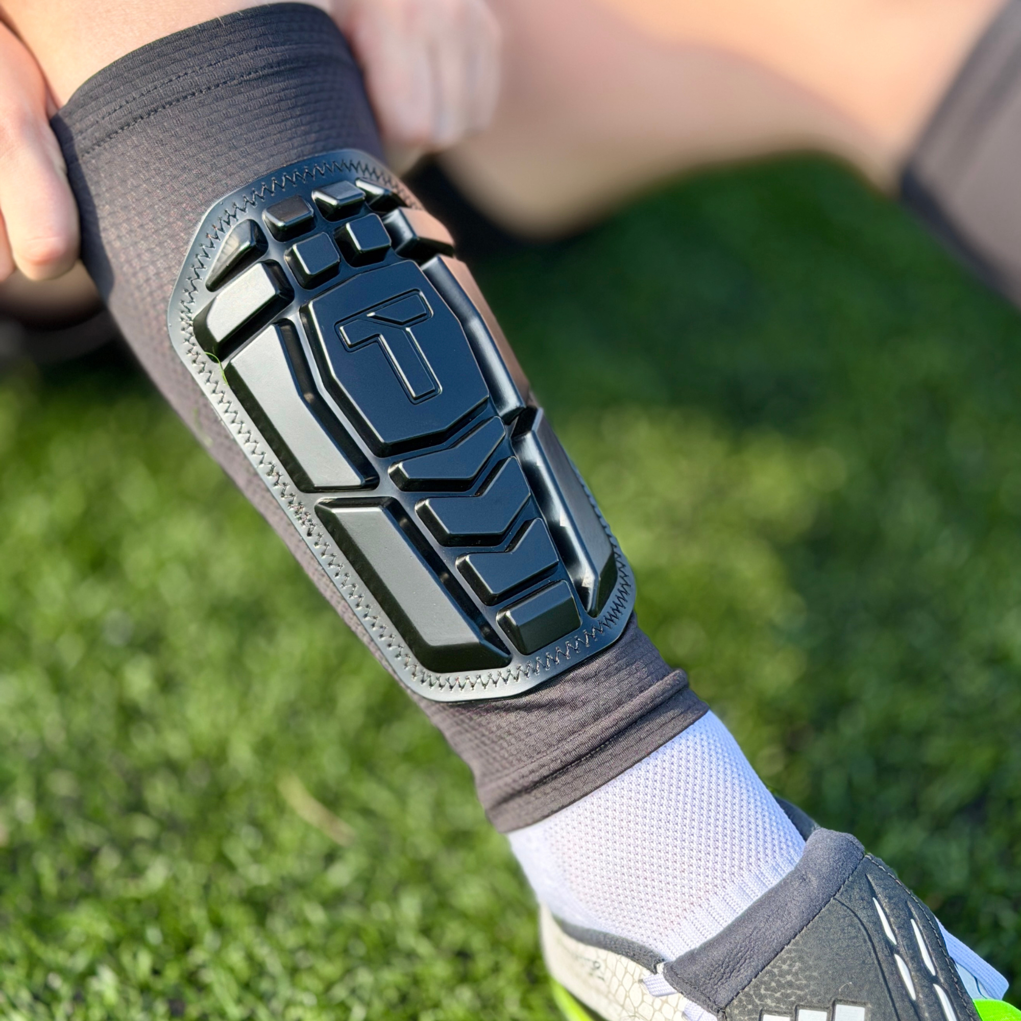 TEKERS: T7 AERO INTEGRATED SLEEVE SHIN GUARDS